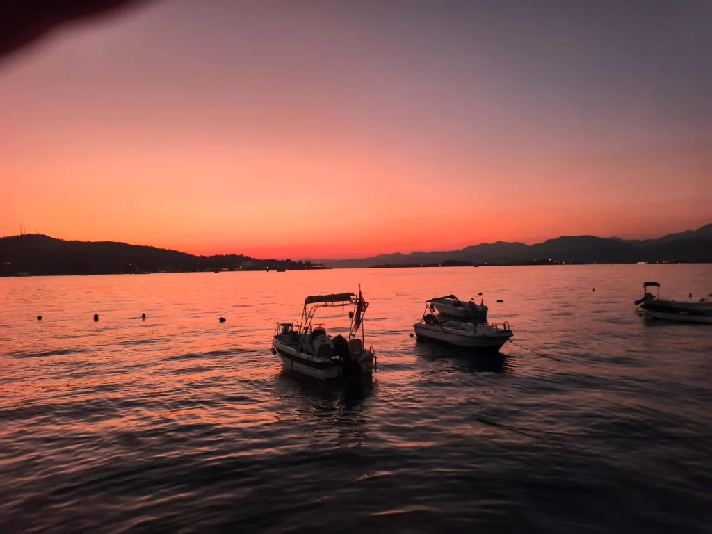 Fethiye Akarca ve Babataşı sahil hattında gün batımı manzarası