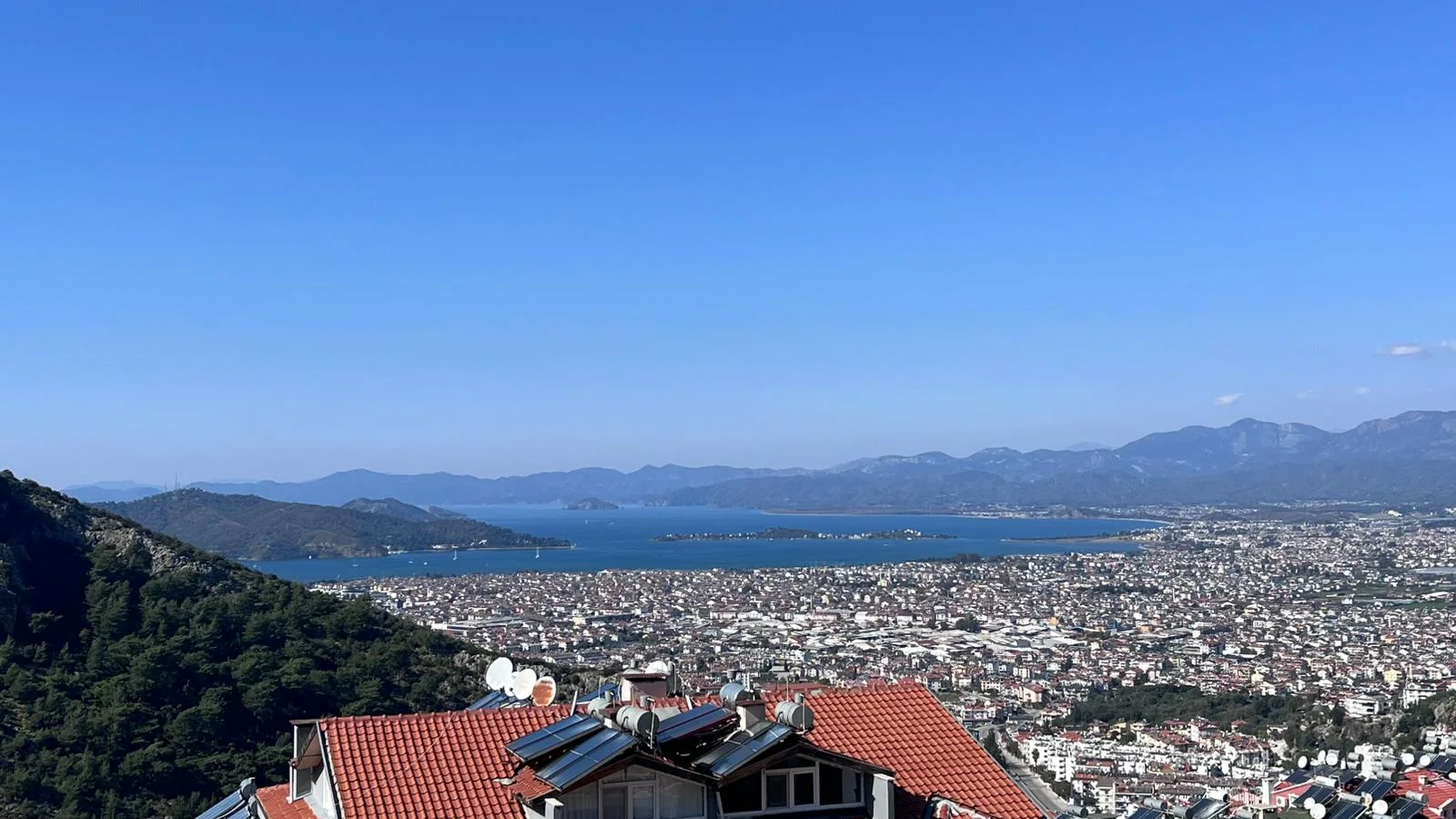 Taşyaka ve Patlangıç’ın yüksek kesimlerinden Fethiye Körfezi ve şehir manzarası